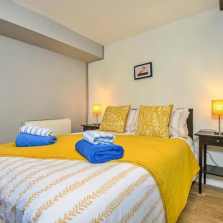 Finest Retreats - Ukulele Whitby