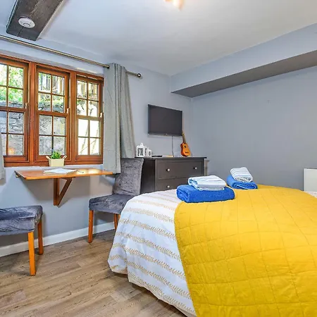 Finest Retreats - Ukulele * Whitby